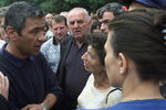 Лидер косовских сербов Оливер Иванович во время беседы с протестующими около горнодобывающего комплекса в Трепче, август 2000 года