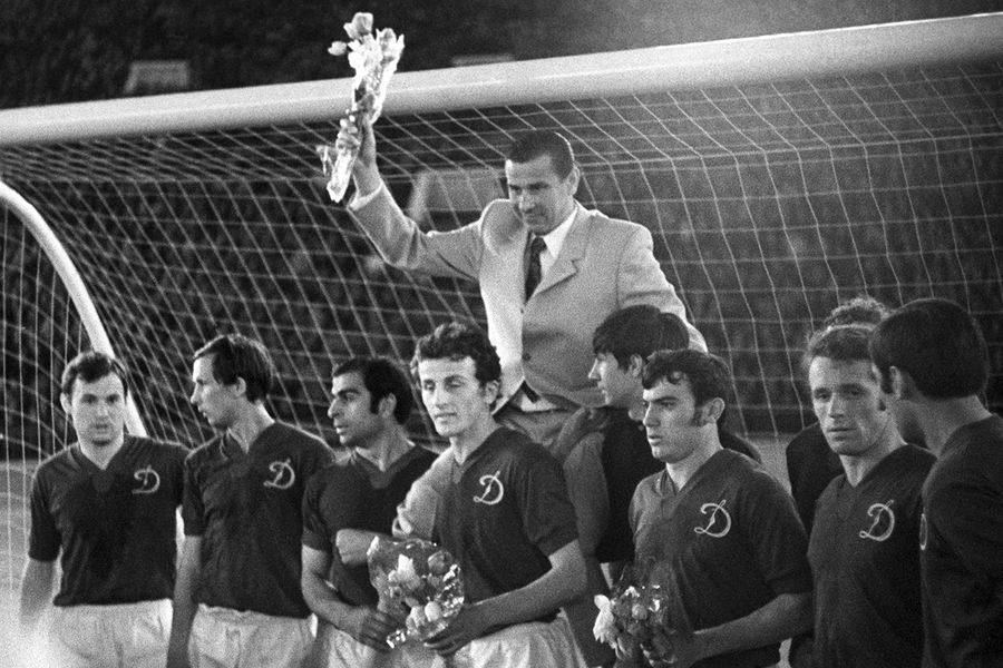 Лев Яшин с&nbsp;игроками команды «Динамо» после своего прощального матча, 27 мая 1971 года 