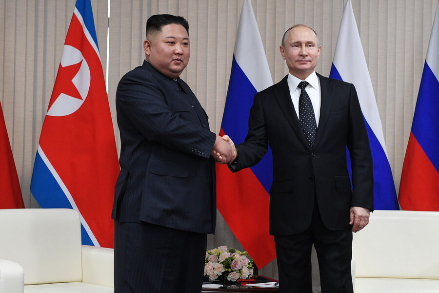 Президент РФ Владимир Путин и председатель Госсовета Корейской Народно-Демократической Республики Ким Чен Ын во время встречи во Владивостоке, 25 апреля 2019 года 