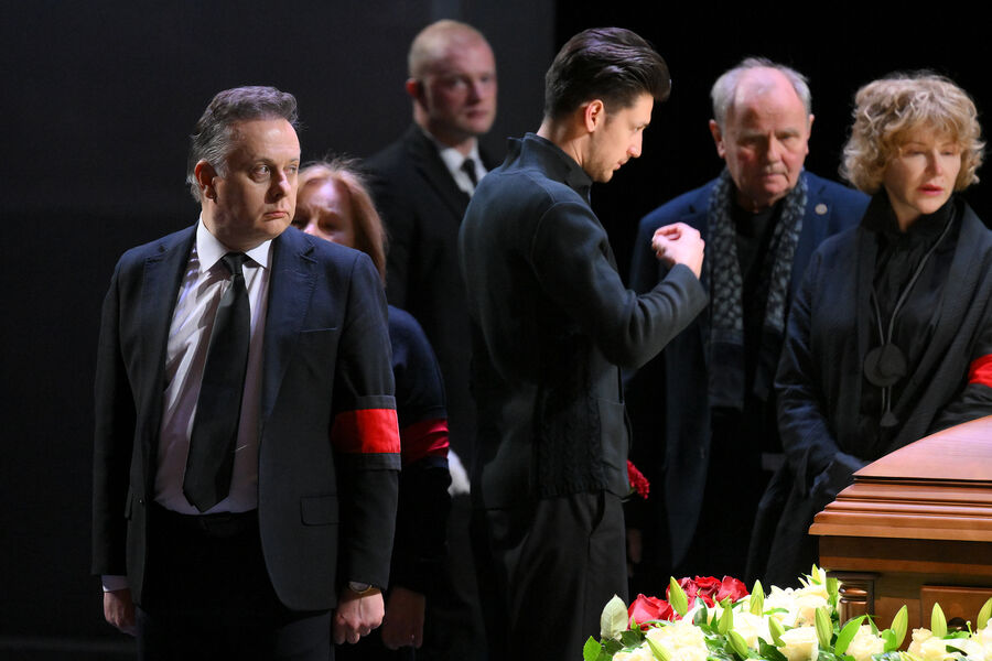 Директор Театра им. Евгения Вахтангова Кирилл Крок (слева) во время церемонии прощания с&nbsp;народным артистом России Владимиром Симоновым в&nbsp;Театре им. Евгения Вахтангова в&nbsp;Москве, 12&nbsp;ноября 2025&nbsp;года