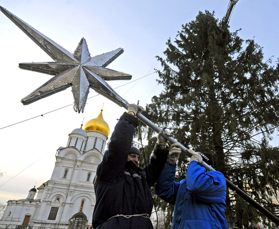 Украшение новогодней елки на&nbsp;Соборной площади Кремля