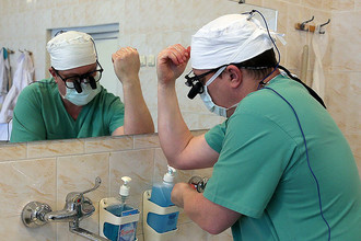 Хирург перед операцией в областной клинической больнице в Иваново