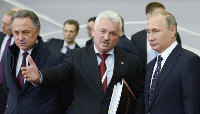 Виталий Мутко, президент Всероссийской федерации самбо Сергей Елисеев и Владимир Путин (слева...
