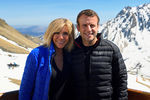 Эммануэль Макрон с супругой в во время отдыха в Пиренеях, 12 апреля 2015 года