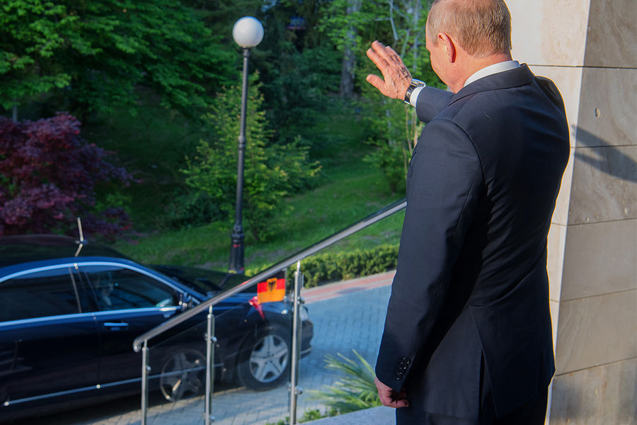 Владимир Путин прощается с федеральным канцлером ФРГ Ангелой Меркель после встречи в Сочи, 2017 год