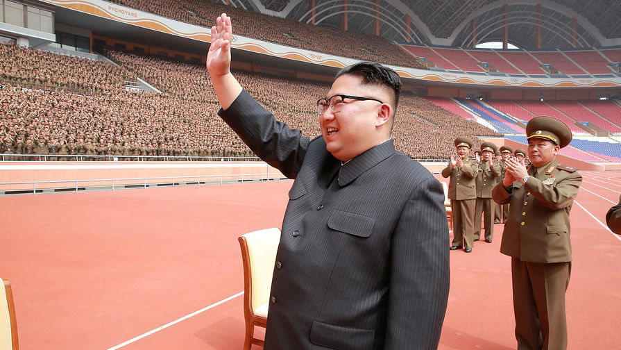 Высший руководитель КНДР Ким Чен Ын во время фотосессии с&nbsp;военными-строителями. Фотография опубликована северокорейским агентством ЦТАК 13&nbsp;мая 2017&nbsp;года