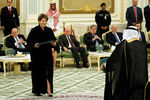 Глава компании Lockheed Martin Мэриллин Хьюсон (слева) во время обмена соглашениями о закупке вооружений на рекордную сумму с официальными лицами Саудовской Аравии 