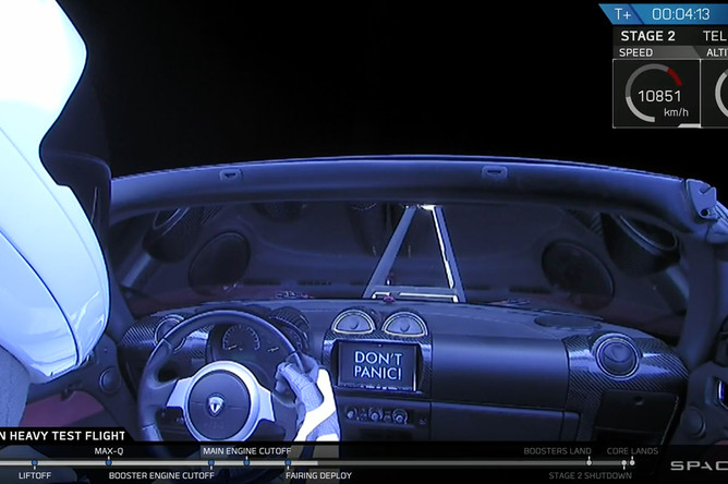 Во время запуска ракеты-носителя Falcon Heavy компании Илона Маска SpaceX с мыса Канаверал во Флориде, 6 февраля 2018 года