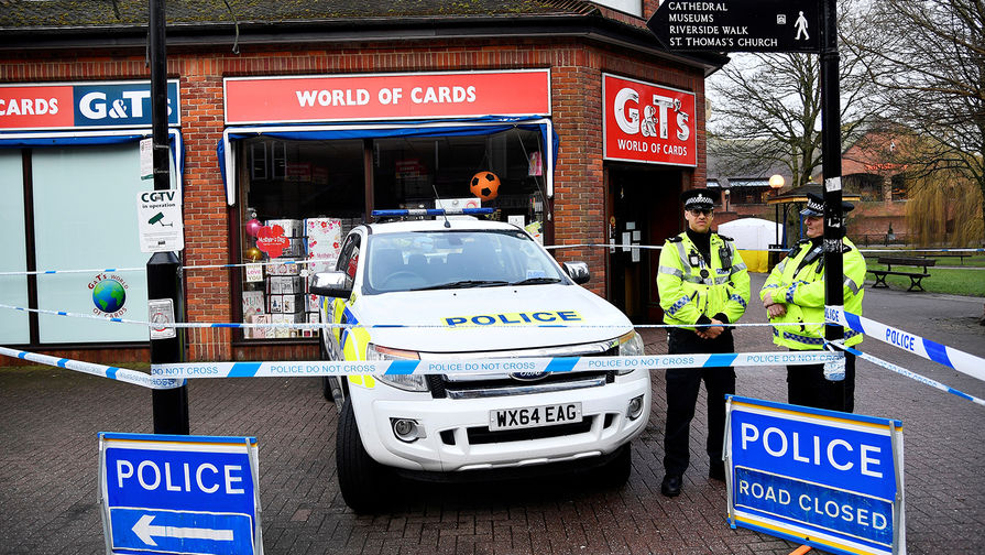 Полицейское оцепление около торгового центра в британском Солсбери после инцидента с бывшим российским разведчиком Сергеем Скрипалем, 6 марта 2018 года