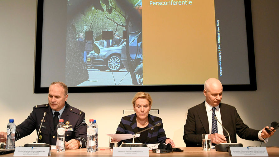 Во время пресс-конференции министра обороны Нидерландов Анк Бейлевелд, 4 октября 2018 года
