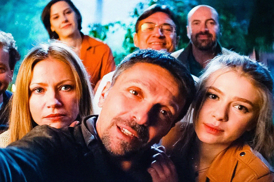 Камиль Ларин (в центре на заднем плане) в кадре из фильма «Громкая связь» (2018)