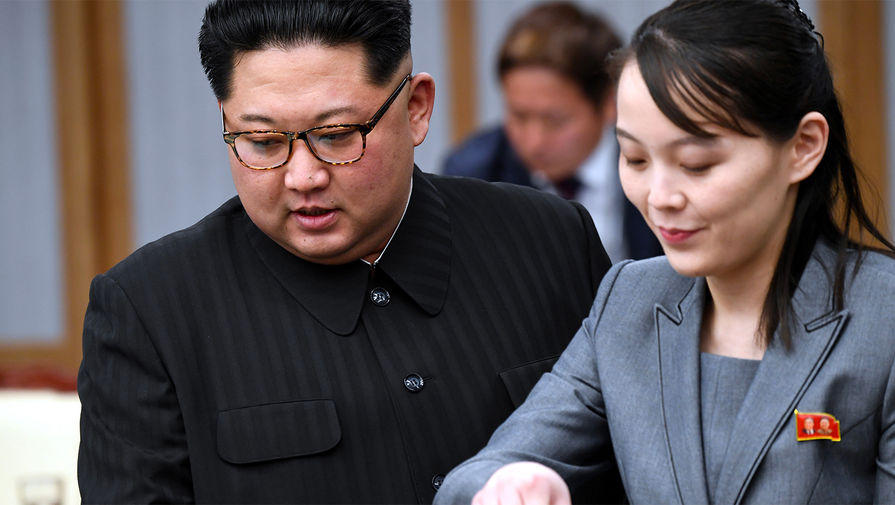 Лидер КНДР Ким Чен Ын и его сестра Ким Ё Чжон, 2018 год