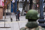 Российский миротворец во время патрулирования одной из улиц Алма-Аты, 11 января 2022 года