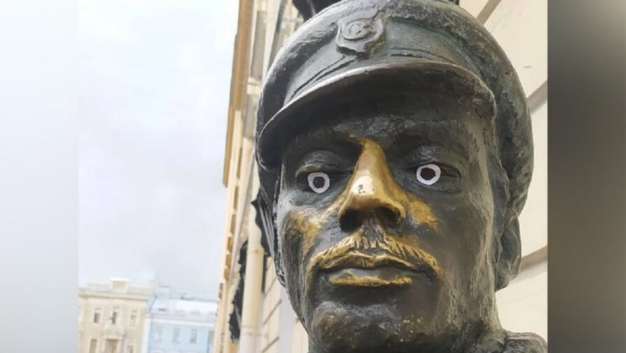 В Петербурге вандалы приклеили глаза памятнику Остапу Бендеру