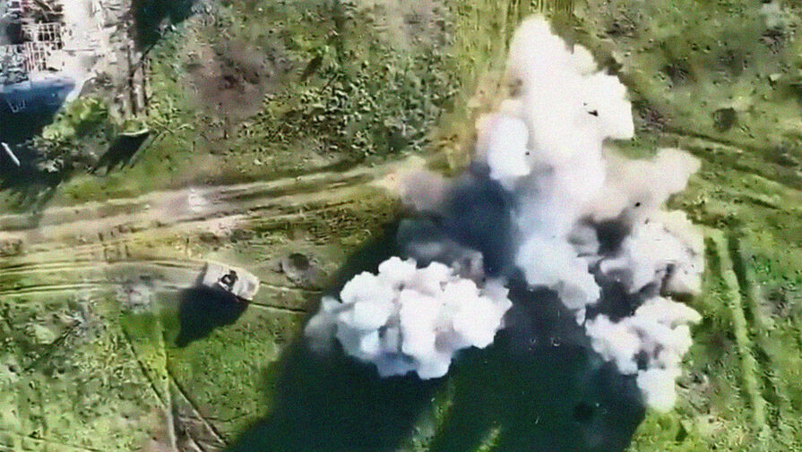 Военкор Сладков: украинские военные устроили гонки на бронемашинах и подорвались на мине