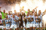 Футболисты сборной Аргентины держат кубок мира ФИФА, 18 декабря 2022 года