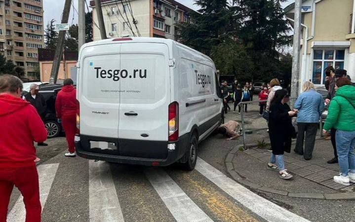 В Сочи водитель фургона сдавал назад и насмерть задавил пенсионерку