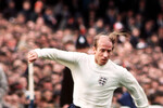 Бобби Чарльтон играет в матче за сборную Англии, 1970-е