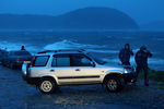 Горожане на берегу Амурского залива во время тайфуна «Гони» во Владивостоке