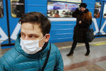 Житель Новосибирска в защитной маске в метро