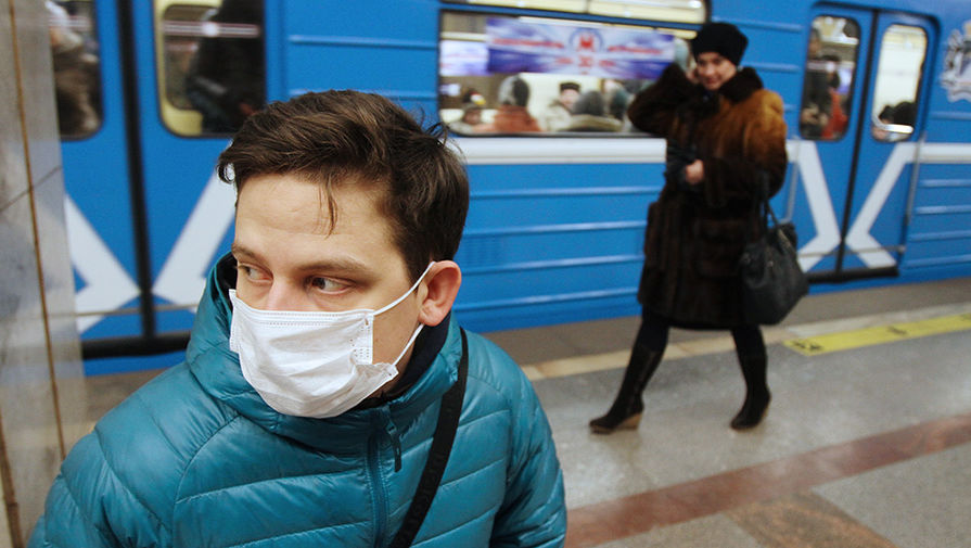Житель Новосибирска в&nbsp;защитной маске в&nbsp;метро