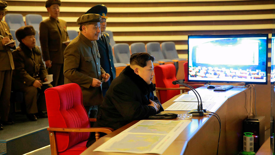 Северокорейский лидер Ким Чен Ын наблюдает запуск ракеты со спутником