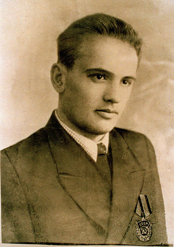 Михаил Горбачев в&nbsp;19 лет был удостоен ордена Трудового Красного Знамени за&nbsp;работу комбайнером, 1950&nbsp;год