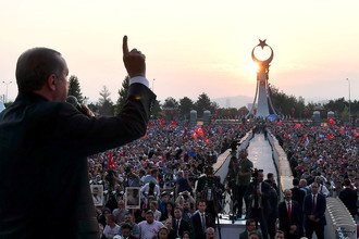 Выступление президента Турции Реджепа Тайипа Эрдогана на мероприятии в честь годовщины попытки военного переворота в стране. Анкара, 16 июля 2017 года