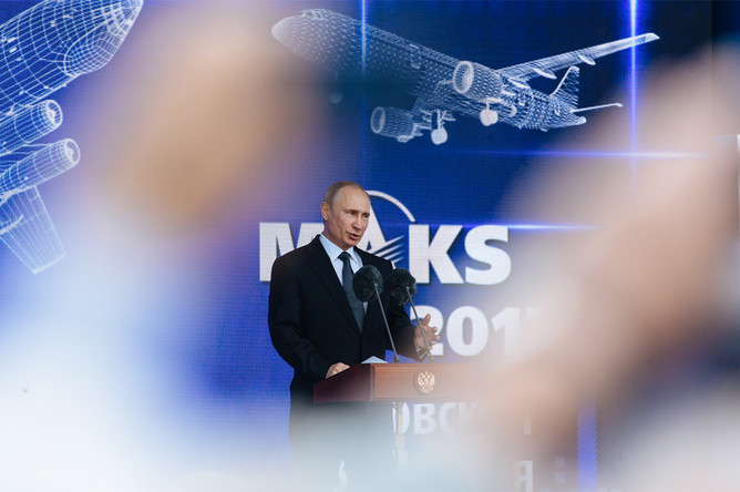 Президент России Владимир Путин во время посещения авиасалона МАКС-2017 в подмосковном Жуковском, 18 июля 2017 года