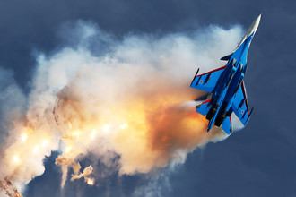 Многоцелевой истребитель Су-30СМ пилотажной группы «Русские Витязи» во время выступления в рамках форума «Армия-2017» на аэродроме Кубинка, 27 августа 2017 года