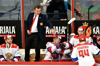 Главный тренер сборной России Олег Знарок во время матча первого этапа Евротура Кубка Карьяла между сборными командами России и Чехии.
