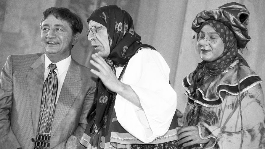 Писатель Эдуард Успенский (слева) во время встречи с&nbsp;юными читателями в&nbsp;Государственной детской библиотеке в&nbsp;Москве, 1994&nbsp;год