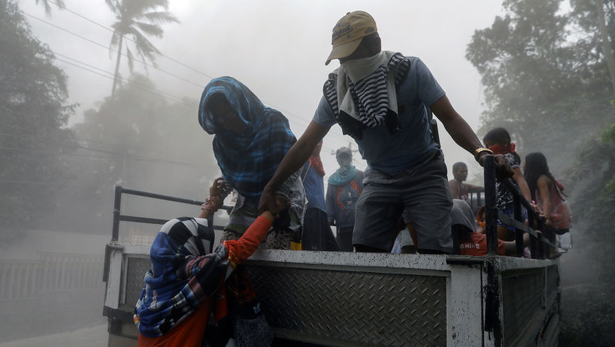 Эвакуация жителей из поселений, который расположены недалеко от вулкана Таал на Филиппинах, 13 января 2020 года