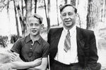 Владислав Крапивин с отцом Петром Федоровичем в подмосковной Балашихе, 1953 год