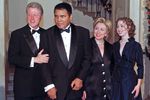 Президент США Билл Клинтон с супругой Хиллари и Мухаммед Али в Белом доме в Вашингтоне, 1999 год