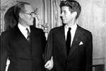 Джозеф Кеннеди, посол США в Великобритании, с сыном Джоном Ф. Кеннеди, Нью-Йорк, 1938 год