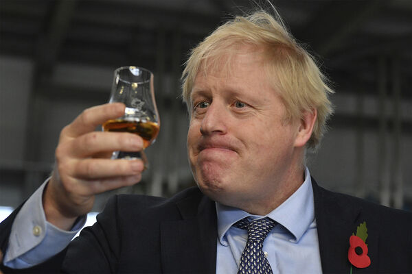Премьер-министр Великобритании Борис Джонсон дегустирует виски во время визита в&nbsp;Шотландию, 2019&nbsp;год