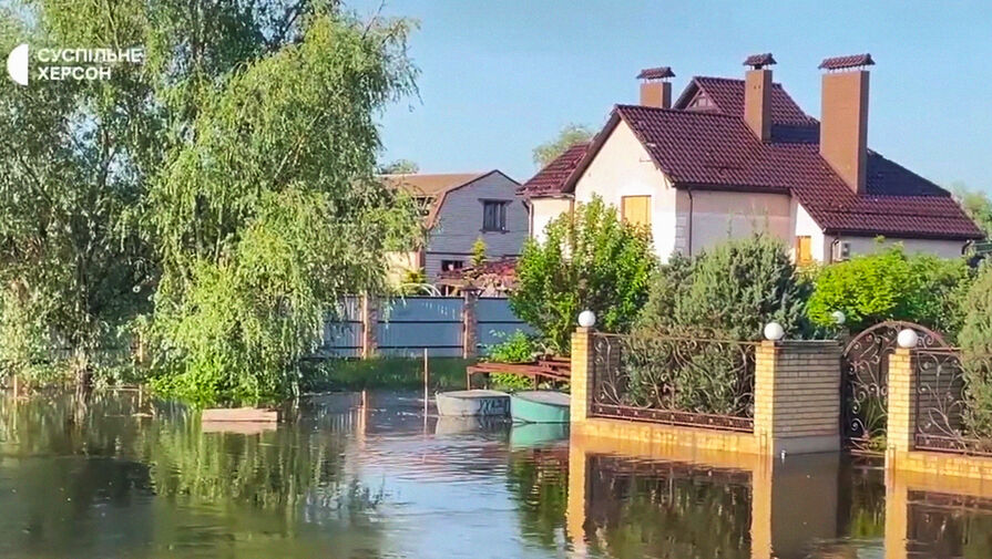 Власти заявили, что Новая Каховка ушла под воду после ЧП на ГЭС