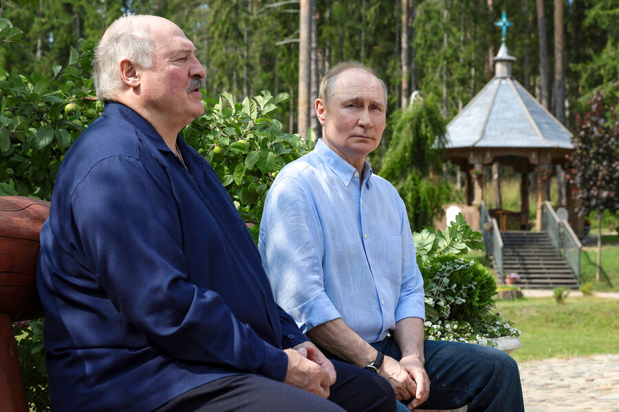 Президент РФ Владимир Путин и президент Белоруссии Александр Лукашенко во время посещения Смоленского скита Спасо-Преображенского Валаамского ставропигиального мужского монастыря, 1&nbsp;августа 2025&nbsp;года