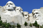 Гора Рашмор (горный массив Блэк-Хилс, Южная Дакота). В ней высечены портреты четырех президентов США: Джорджа Вашингтона, Томаса Джефферсона, Теодора Рузвельта и Авраама Линкольна (высота — 18,6 м) 