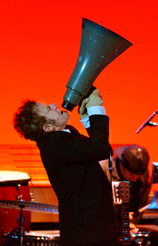 Американский певец и автор песен Том Уэйтс на&nbsp;сцене Hammersmith Apollo в&nbsp;Лондоне, 2004 год