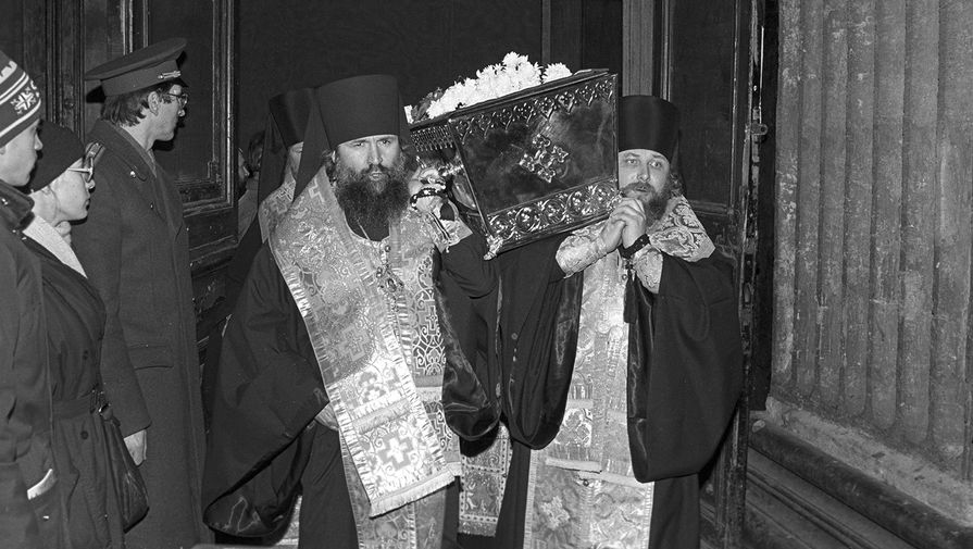 Церемония передачи мощей Серафима Саровского Русской православной церкви в Санкт-Петербурге, 1991 год