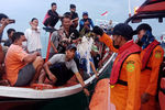 Местные рыбаки и спасатели на месте крушения самолета авиакомпании Sriwijaya Air около Джакарты, 9 января 2021 года