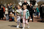 Дети несут цветы к Букингемскому дворцу в Лондоне в память о принце Филиппе, 9 апреля 2021 года