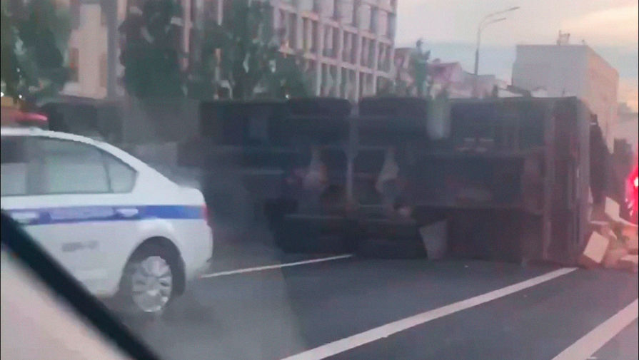 Видео: военный грузовик перевернулся в центре Москвы