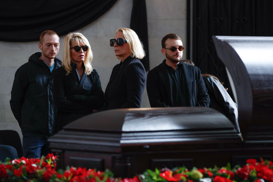 Сын Бориса Краснова Даниил и вдова Евгения (справа, налево) во время церемонии прощания на&nbsp;Троекуровском кладбище в&nbsp;Москве, 9 сенятбря 2021 года