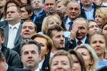 Премьер-министр России Дмитрий Медведев и президент России Владимир Путин (в центре слева направо) на открытии Дня города на Красной площади