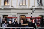 Люди в очереди в Центральный дом журналиста, где проходит церемония прощания с Людмилой Алексеевой, 11 декабря 2018 года
