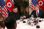 Высший руководитель КНДР Ким Чен Ын и президент США Дональд Трамп во время ужина в ходе саммита во вьетнамском Ханое, 27 февраля 2019 года