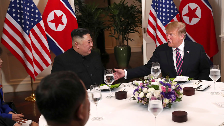 Высший руководитель КНДР Ким Чен Ын и президент США Дональд Трамп во время ужина в ходе саммита во вьетнамском Ханое, 27 февраля 2019 года